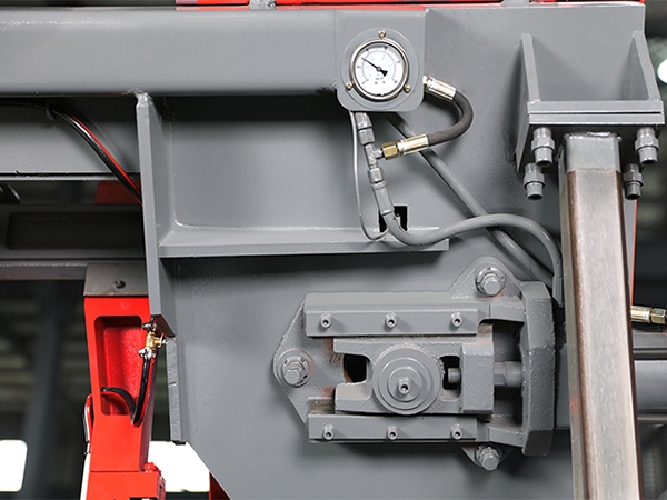 What are the features of CNC Band Sawing Machine?
